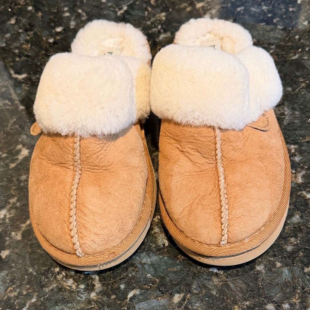 Dearfoams Tan and Cream Slippers